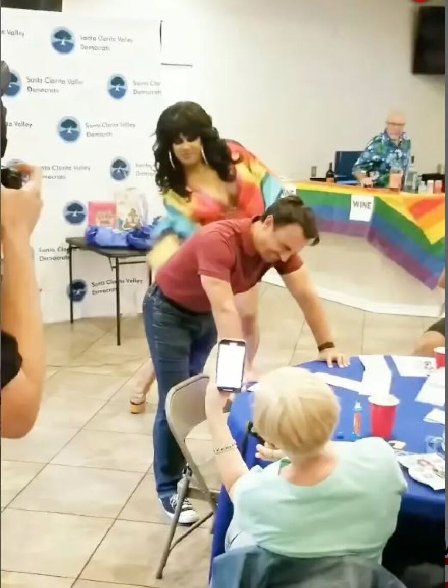 Βίντεο: Σάλος με Ελληνοαμερικανό δήμαρχο στις ΗΠΑ μετά τα «χαστούκια» στα οπίσθια από drag queen