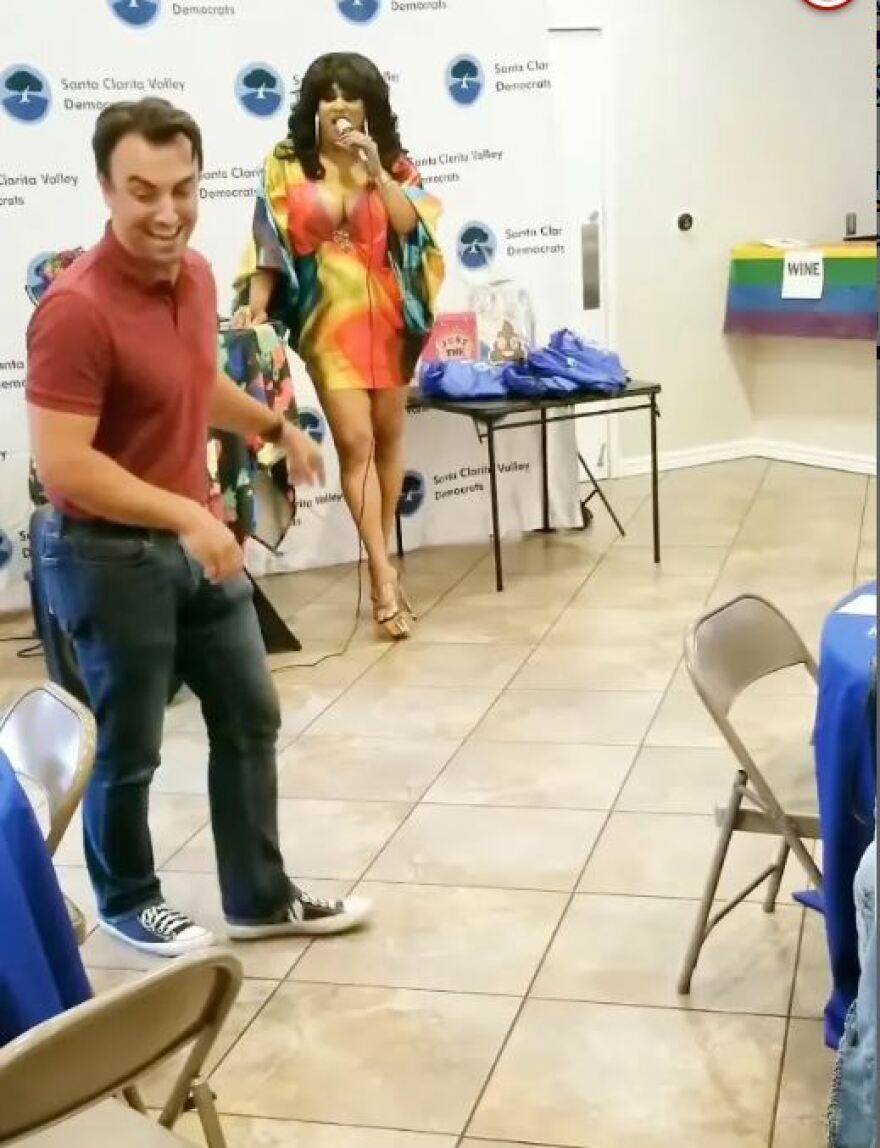 Βίντεο: Σάλος με Ελληνοαμερικανό δήμαρχο στις ΗΠΑ μετά τα «χαστούκια» στα οπίσθια από drag queen