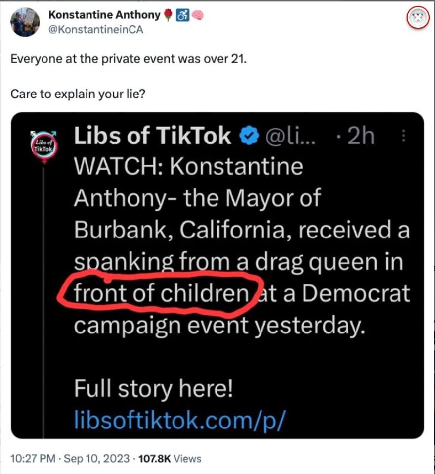 Βίντεο: Σάλος με Ελληνοαμερικανό δήμαρχο στις ΗΠΑ μετά τα «χαστούκια» στα οπίσθια από drag queen