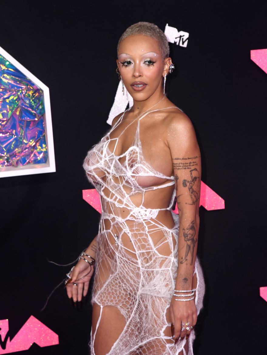 Doja Cat: Εμφανίστηκε με φόρεμα που θυμίζει ιστό αράχνης και γυμνό στήθος - Δείτε φωτογραφίες