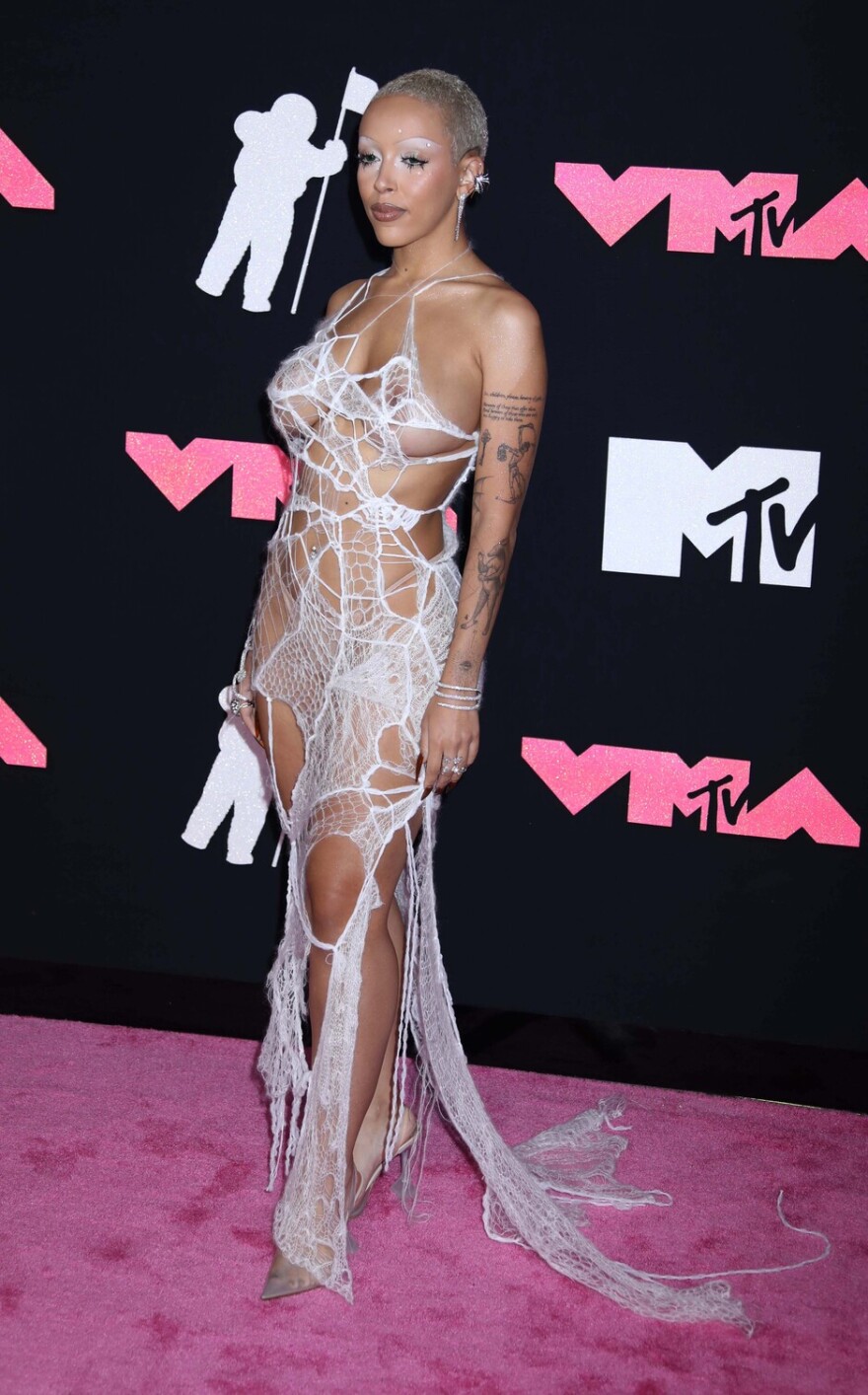 Doja Cat: Εμφανίστηκε με φόρεμα που θυμίζει ιστό αράχνης και γυμνό στήθος - Δείτε φωτογραφίες
