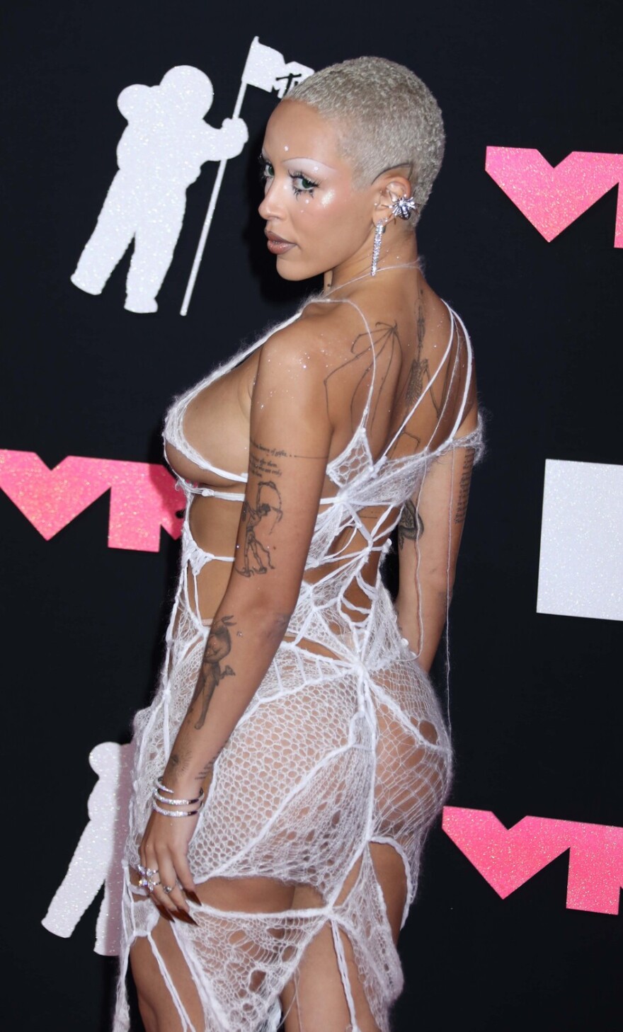 Doja Cat: Εμφανίστηκε με φόρεμα που θυμίζει ιστό αράχνης και γυμνό στήθος - Δείτε φωτογραφίες