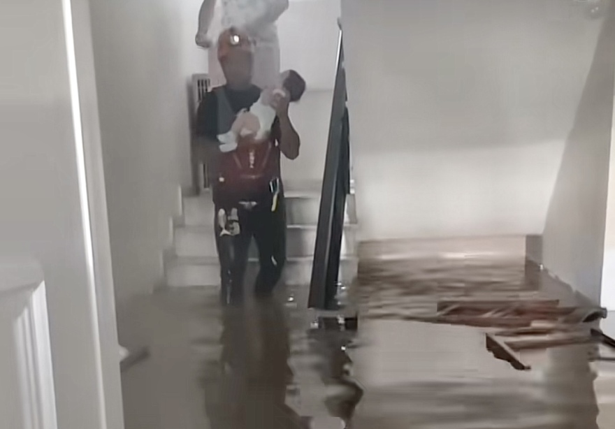 Κακοκαιρία «Daniel» - Βίντεο: Άντρας της ΕΜΑΚ βγάζει βρέφος από πλημμυρισμένο σπίτι στη Θεσσαλία