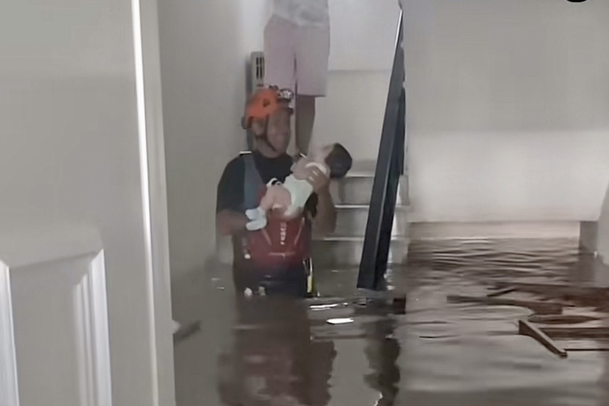 Κακοκαιρία «Daniel» - Βίντεο: Άντρας της ΕΜΑΚ βγάζει βρέφος από πλημμυρισμένο σπίτι στη Θεσσαλία