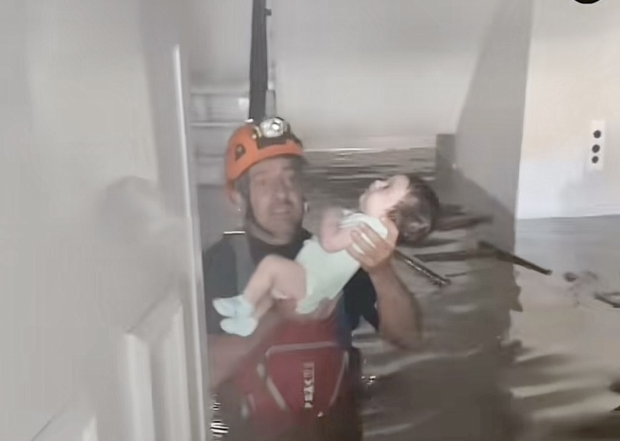 Κακοκαιρία «Daniel» - Βίντεο: Άντρας της ΕΜΑΚ βγάζει βρέφος από πλημμυρισμένο σπίτι στη Θεσσαλία