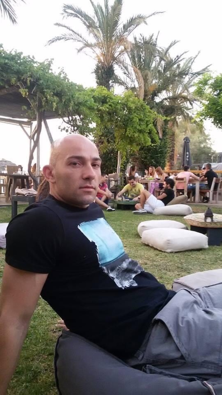 Ποιος είναι ο πεζοναύτης που έκανε το σώμα του «γέφυρα» για να περάσουν από πάνω του ηλικιωμένοι πλημμυροπαθείς