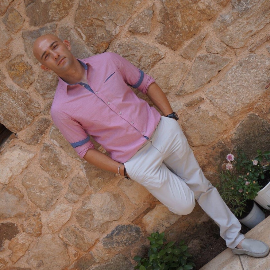 Ποιος είναι ο πεζοναύτης που έκανε το σώμα του «γέφυρα» για να περάσουν από πάνω του ηλικιωμένοι πλημμυροπαθείς