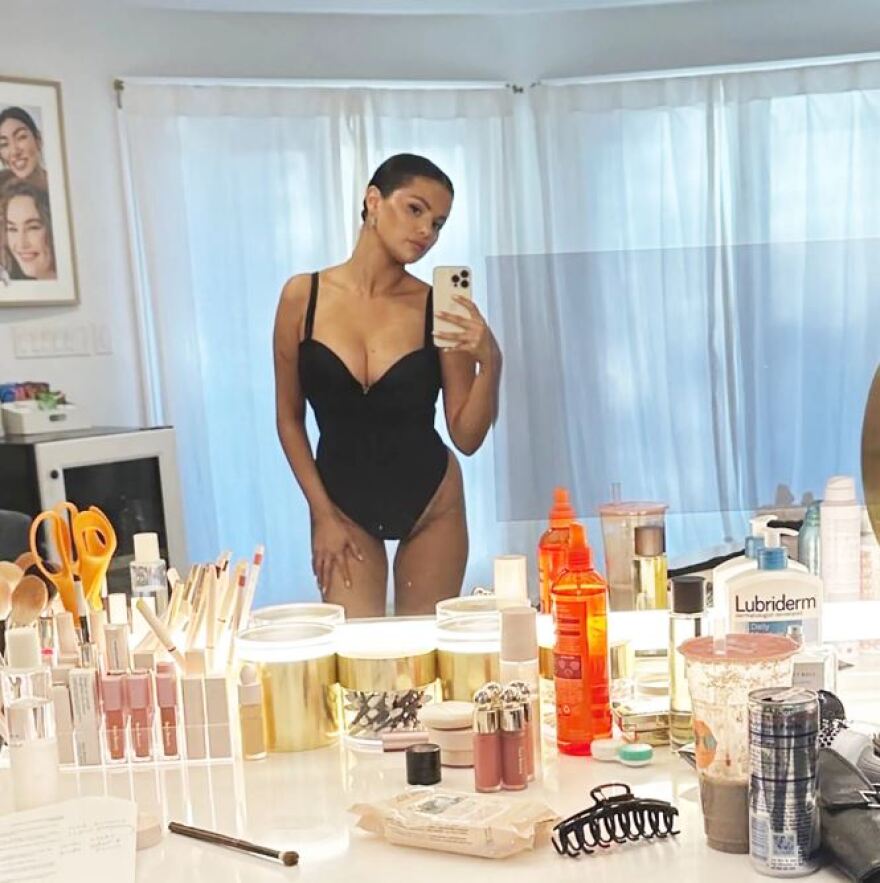 Σελένα Γκόμεζ: «Φωτιά» και με το ολόσωμο μαγιό - «Ο Τζάστιν Μπίμπερ θα μείνει με το στόμα ανοιχτό»