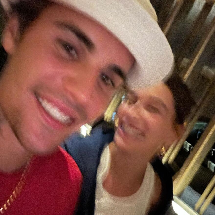 Μπίμπερ: Έκανε τρυφερή ανάρτηση για τη σύζυγό του - «Του πήρε το κινητό και τα έγραψε μόνη της» σχολιάζουν