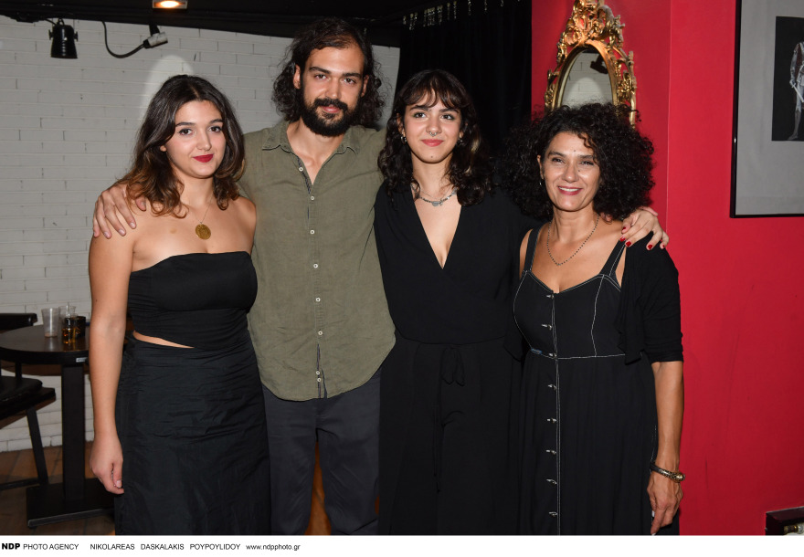 Κώστας Καζάκος: Η σπάνια εμφάνιση των μικρότερων παιδιών του με τη μητέρα τους, Τζένη Κόλλια 