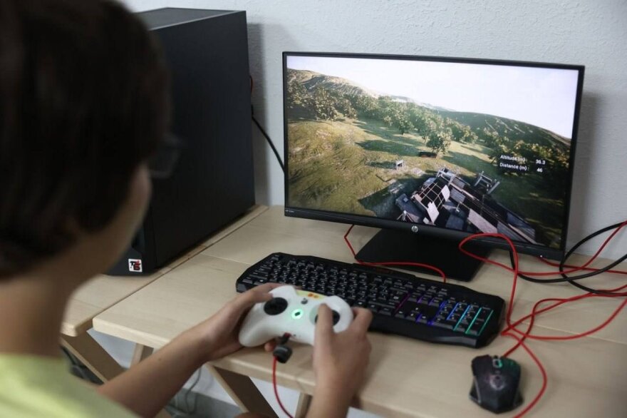 Πόλεμος στην Ουκρανία: 19 μήνες από την έναρξη της εισβολής, έφηβοι εκπαιδεύονται με καλάσνικοφ και drones