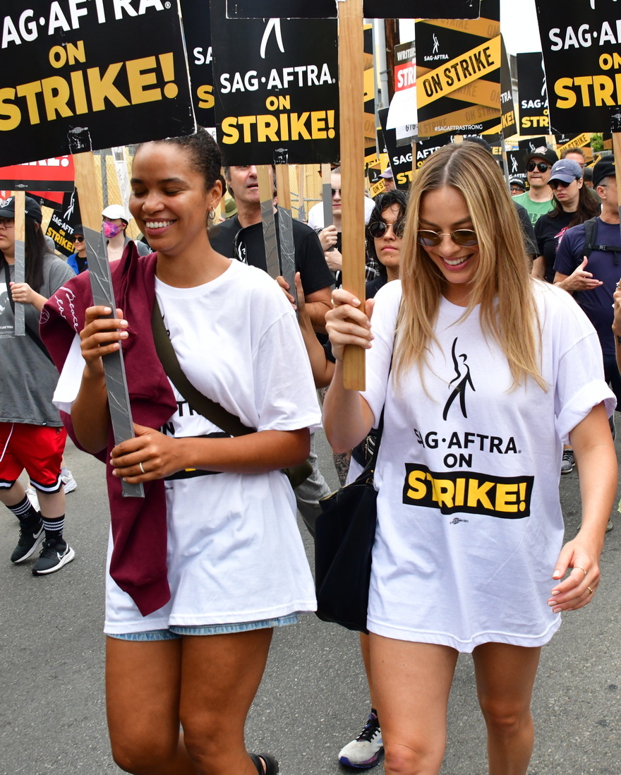 Η Μάργκοτ Ρόμπι με πλακάτ σε πορεία ηθοποιών στο Χόλιγουντ