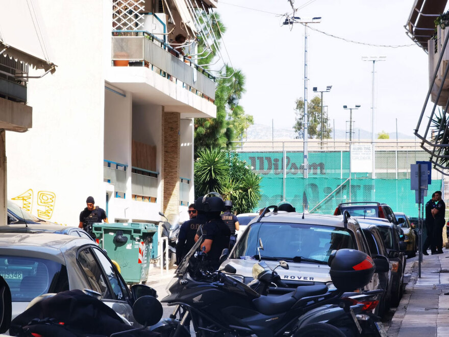 Συναγερμός στην ΕΛΑΣ: Συνελήφθη ο ένοπλος που ταμπουρώθηκε στο διαμέρισμά του στου Ζωγράφου και πυροβολούσε στον αέρα