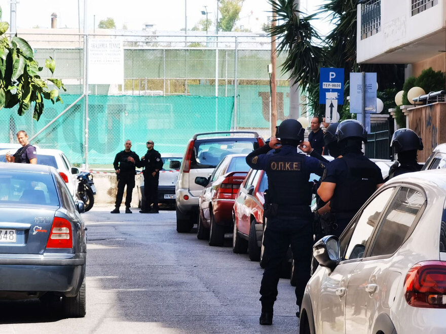 Συναγερμός στην ΕΛΑΣ: Συνελήφθη ο ένοπλος που ταμπουρώθηκε στο διαμέρισμά του στου Ζωγράφου και πυροβολούσε στον αέρα