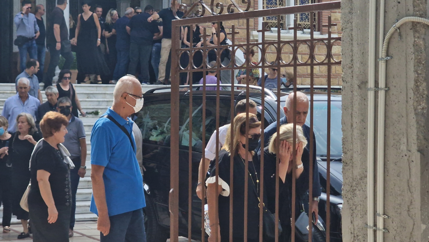 Καλαμαριά: «Γιατί το έκανες αυτό» - «Παγωμάρα» στην κηδεία του αστυνομικού που σκότωσε την πρώην σύζυγό του