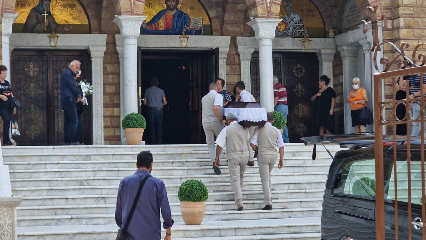 Καλαμαριά: «Γιατί το έκανες αυτό» - «Παγωμάρα» στην κηδεία του αστυνομικού που σκότωσε την πρώην σύζυγό του