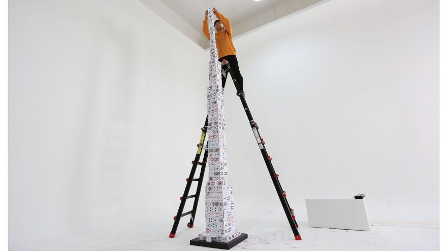 Ρεκόρ Γκίνες: Η μεγαλύτερη αφάνα, ο πιο μεγάλος ταύρος, τα περισσότερα φλεγόμενα χούλα χουπ και η 73χρονη Ninja Warrior