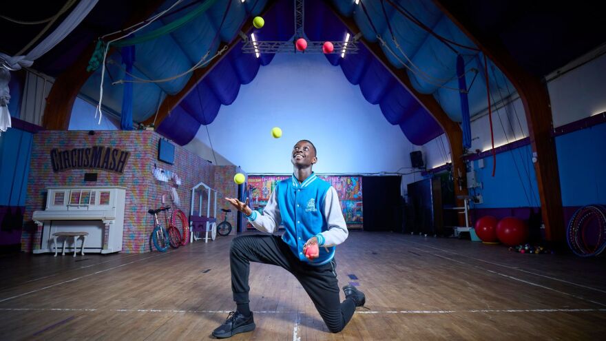 Ρεκόρ Γκίνες: Η μεγαλύτερη αφάνα, ο πιο μεγάλος ταύρος, τα περισσότερα φλεγόμενα χούλα χουπ και η 73χρονη Ninja Warrior