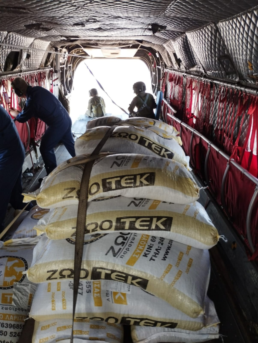 Θεσσαλία: Με ελικόπτερα Σινούκ της Αεροπορίας Στρατού παραδίδουν ζωοτροφές σε αποκλεισμένα χωριά