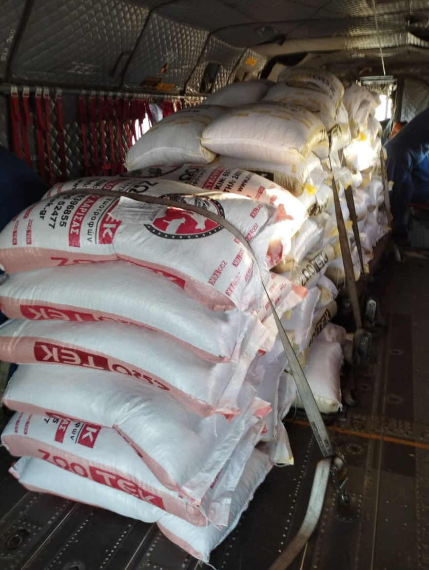 Θεσσαλία: Με ελικόπτερα Σινούκ της Αεροπορίας Στρατού παραδίδουν ζωοτροφές σε αποκλεισμένα χωριά