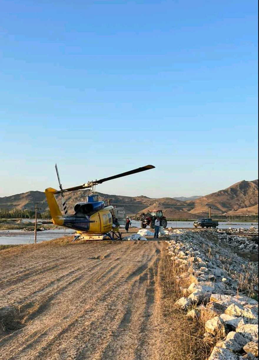 Θεσσαλία: Με ελικόπτερα Σινούκ της Αεροπορίας Στρατού παραδίδουν ζωοτροφές σε αποκλεισμένα χωριά