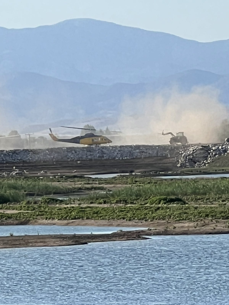 Θεσσαλία: Με ελικόπτερα Σινούκ της Αεροπορίας Στρατού παραδίδουν ζωοτροφές σε αποκλεισμένα χωριά