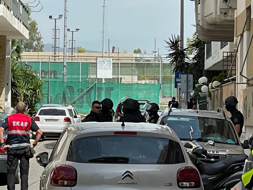 Συναγερμός στην ΕΛΑΣ: Συνελήφθη ο ένοπλος που ταμπουρώθηκε στο διαμέρισμά του στου Ζωγράφου και πυροβολούσε στον αέρα