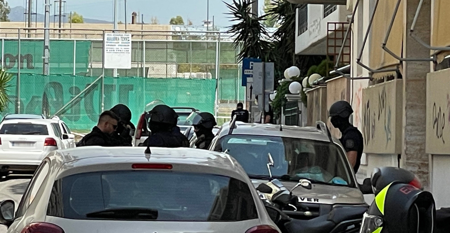 Συναγερμός στην ΕΛΑΣ: Συνελήφθη ο ένοπλος που ταμπουρώθηκε στο διαμέρισμά του στου Ζωγράφου και πυροβολούσε στον αέρα