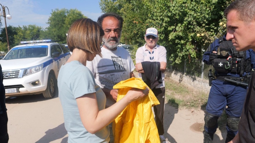 Θεσσαλία: Υπουργείο Υγείας και ΕΛ.ΑΣ. μοιράζουν εξοπλισμό προστασίας στους κατοίκους