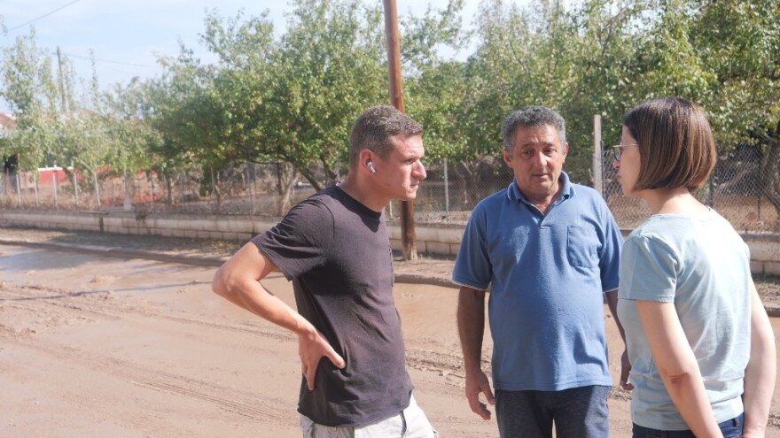 Θεσσαλία: Υπουργείο Υγείας και ΕΛ.ΑΣ. μοιράζουν εξοπλισμό προστασίας στους κατοίκους