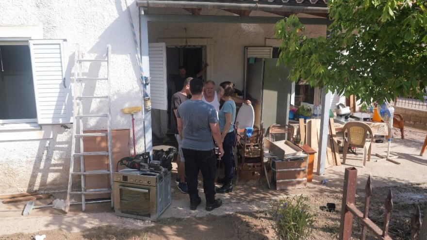 Θεσσαλία: Υπουργείο Υγείας και ΕΛ.ΑΣ. μοιράζουν εξοπλισμό προστασίας στους κατοίκους