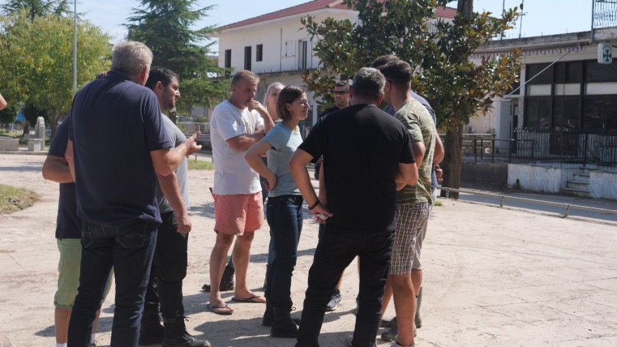 Θεσσαλία: Υπουργείο Υγείας και ΕΛ.ΑΣ. μοιράζουν εξοπλισμό προστασίας στους κατοίκους