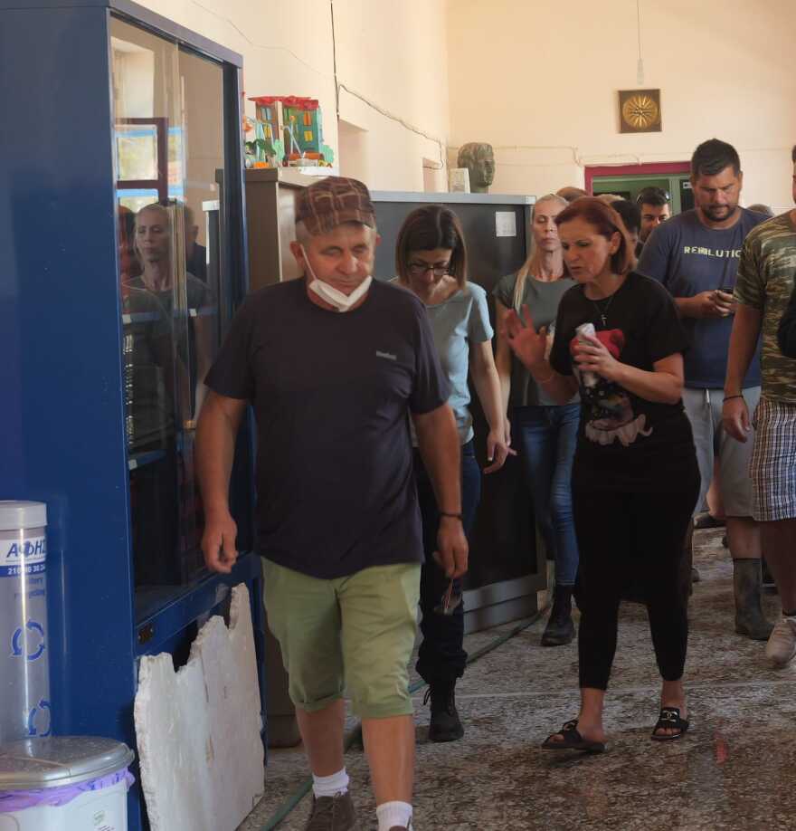 Θεσσαλία: Υπουργείο Υγείας και ΕΛ.ΑΣ. μοιράζουν εξοπλισμό προστασίας στους κατοίκους