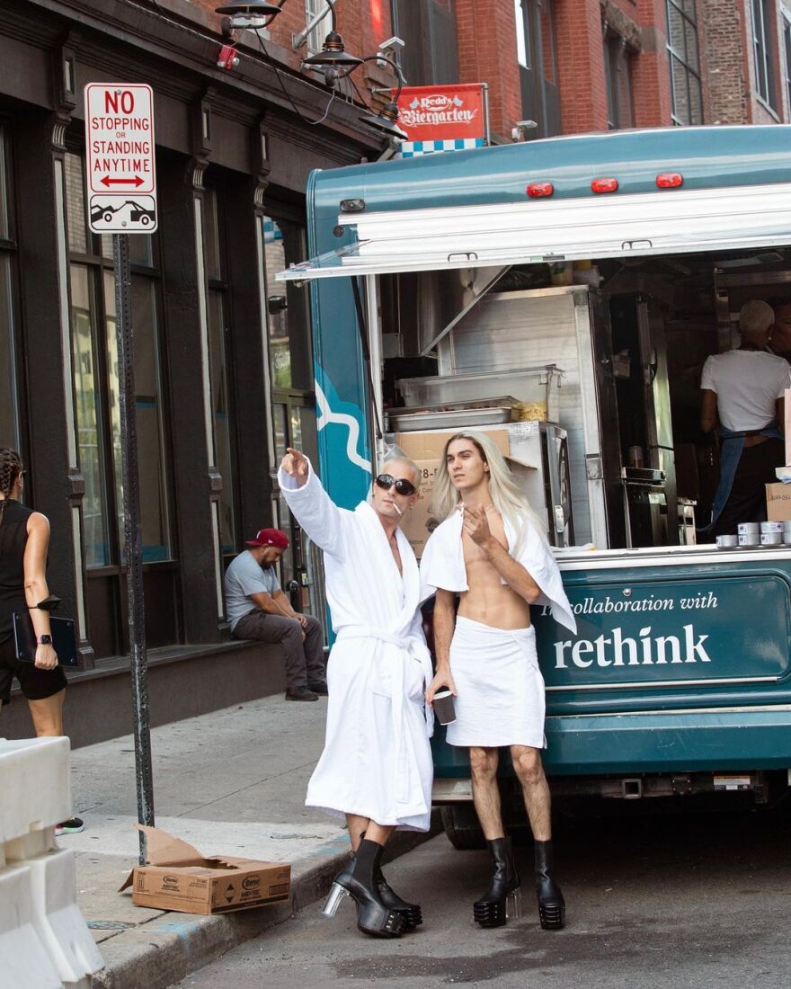 Maneskin: Με πετσέτες μπάνιου και τακούνια στους δρόμους της Νέας Υόρκης - Δείτε τις φωτογραφίες