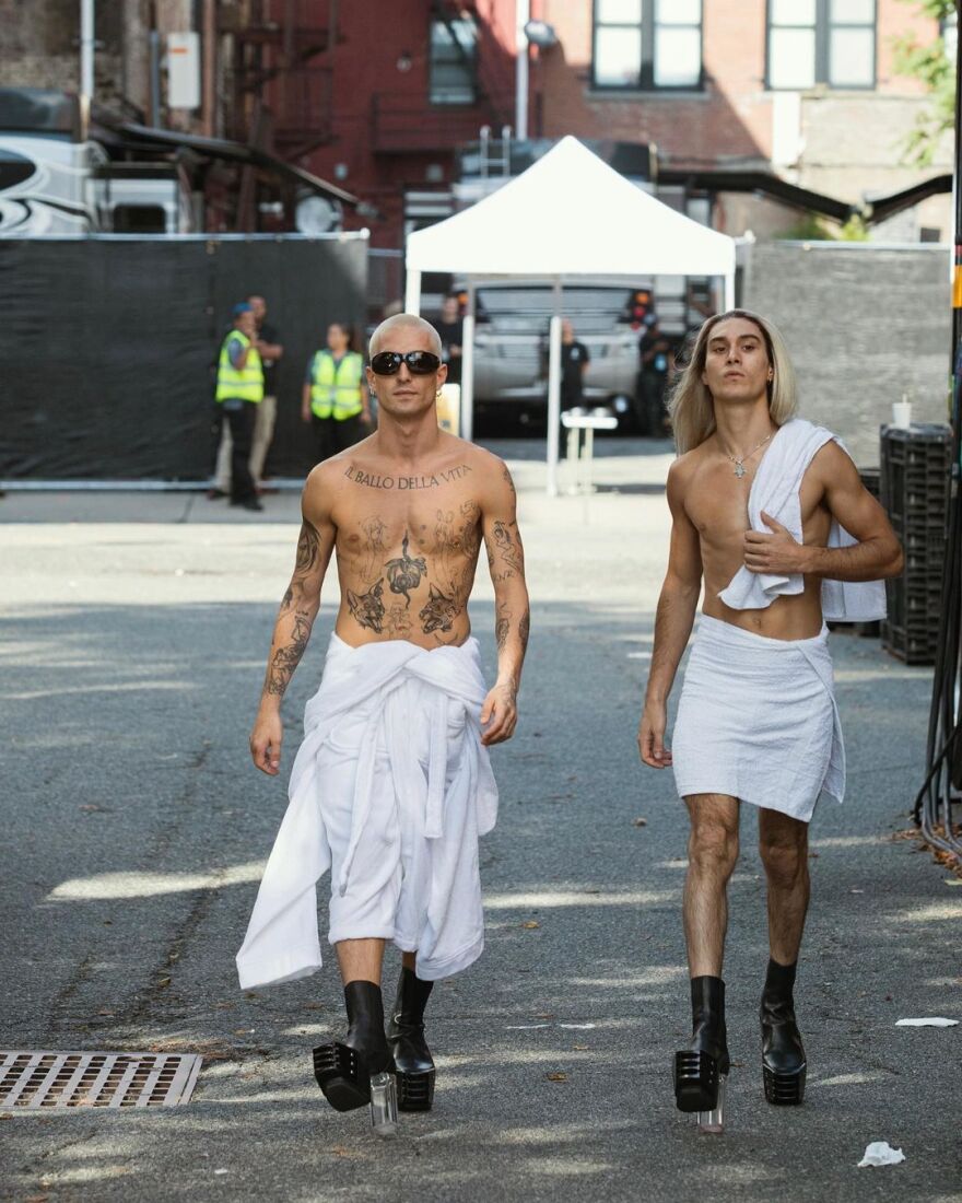 Maneskin: Με πετσέτες μπάνιου και τακούνια στους δρόμους της Νέας Υόρκης - Δείτε τις φωτογραφίες
