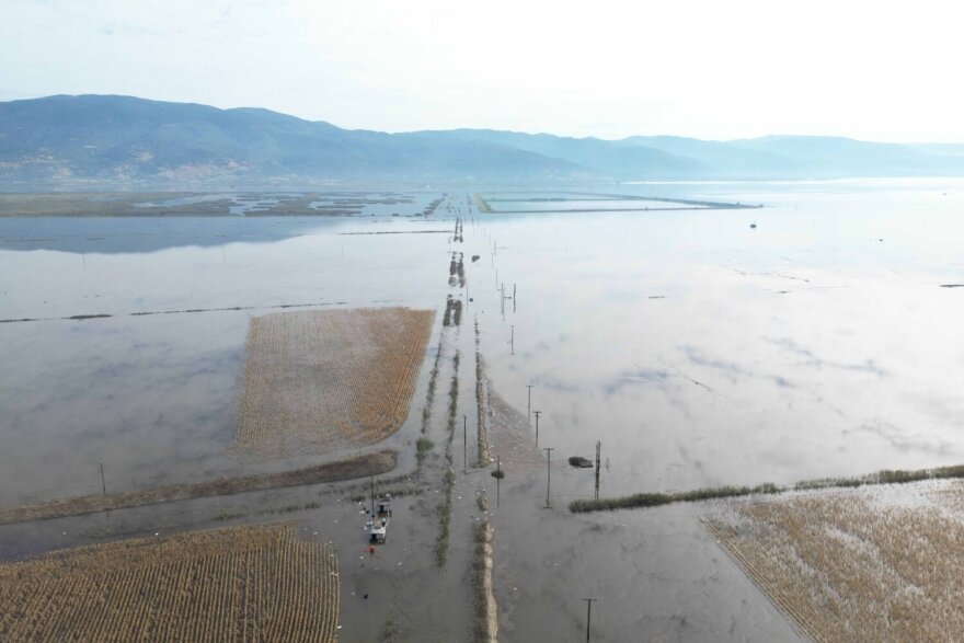 Θεσσαλία: «Λίμνη» οι αγροτικές εκτάσεις γύρω από το Αχίλλειο δίπλα στη λίμνη Κάρλα
