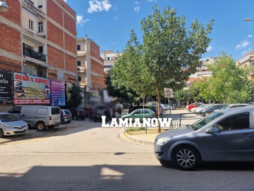 Άγριο ξύλο στο κέντρο της Λαμίας: Περίπου 40 άτομα συνεπλάκησαν με λοστάρια και καδρόνια – Δείτε βίντεο 