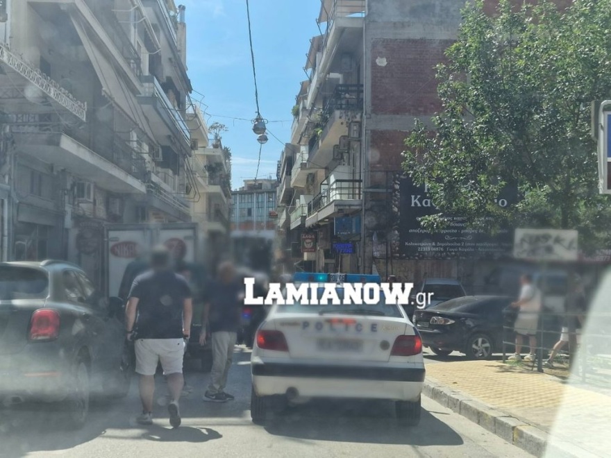 Άγριο ξύλο στο κέντρο της Λαμίας: Περίπου 40 άτομα συνεπλάκησαν με λοστάρια και καδρόνια – Δείτε βίντεο 