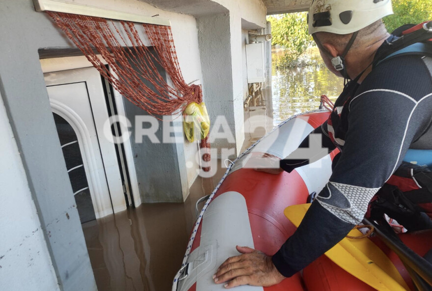 Κακοκαιρία «Daniel»: Άνδρες της 3ης ΕΜΑΚ διέσωσαν παραπληγικό αγόρι - Δείτε συγκλονιστικό βίντεο και φωτογραφίες