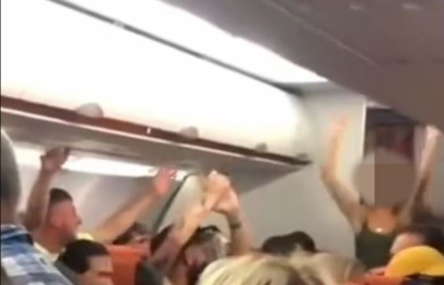 EasyJet: Τα γενέθλιά του γιόρταζε ο 23χρονος που έγινε τσακωτός να κάνει σεξ στην τουαλέτα του αεροπλάνου - Τον αποθέωσαν οι επιβάτες