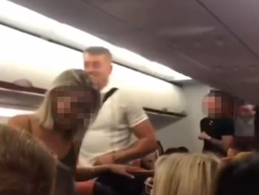 EasyJet: Τα γενέθλιά του γιόρταζε ο 23χρονος που έγινε τσακωτός να κάνει σεξ στην τουαλέτα του αεροπλάνου - Τον αποθέωσαν οι επιβάτες