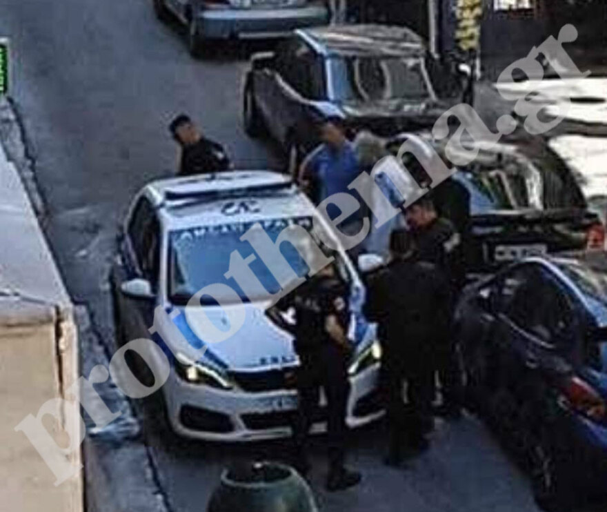 Πειραιάς: Φωτογραφία από τη στιγμή της σύλληψης του 68χρονου πυροβόλησε και σκότωσε τον 39χρονο