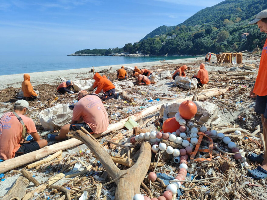 Typhoon Project: Ο «Τυφώνας» που καθάρισε τις ακτές του Πηλίου μετά το πέρασμα της κακοκαιρίας Daniel
