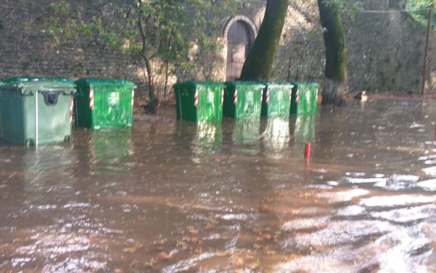 Ιωάννινα: Ολιγόλεπτο μπουρίνι πλημμύρισε τους δρόμους - Δείτε βίντεο και φωτογραφίες