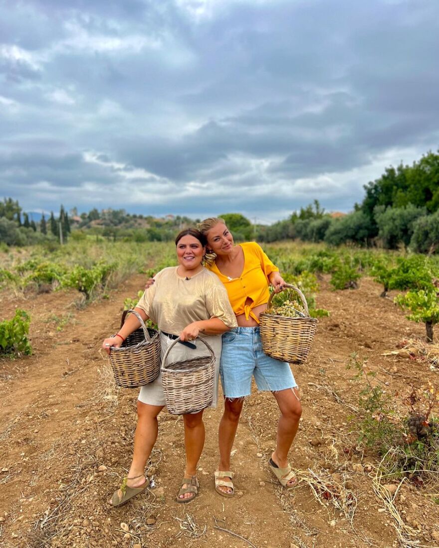 Δανάη Μπάρκα: Πήγε για τρύγο με τους συνεργάτες της - Δείτε φωτογραφίες