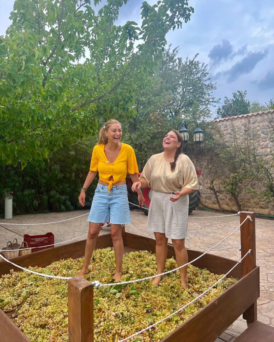 Δανάη Μπάρκα: Πήγε για τρύγο με τους συνεργάτες της - Δείτε φωτογραφίες