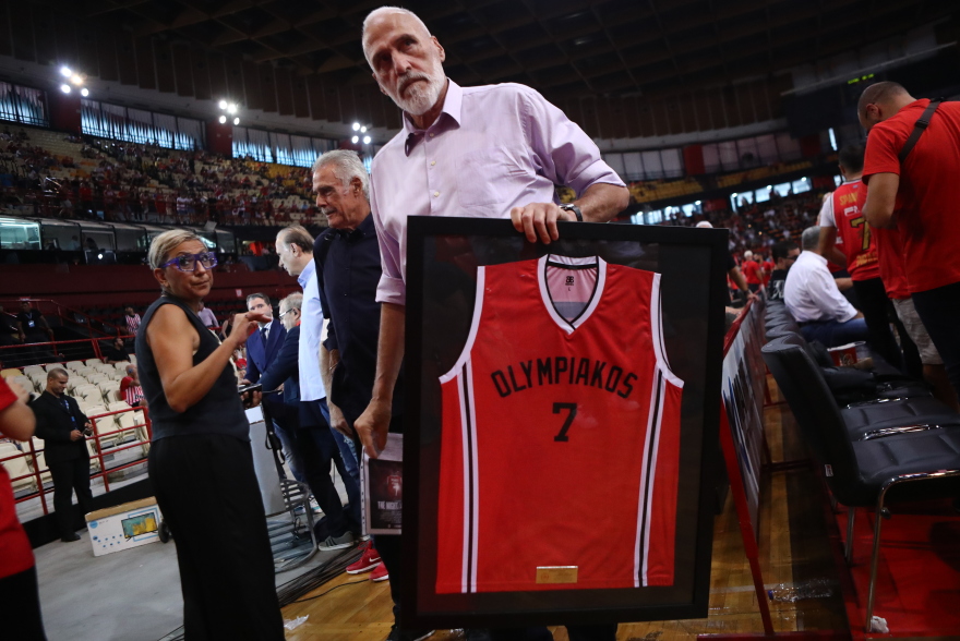 Δάκρυσε ο Σπανούλης - Η θρυλική φανέλα  με το Νο7 στον ουρανό του ΣΕΦ - «Αφιερώνω την καριέρα στον πατέρα μου που έχασα στα 15» - Βίντεο