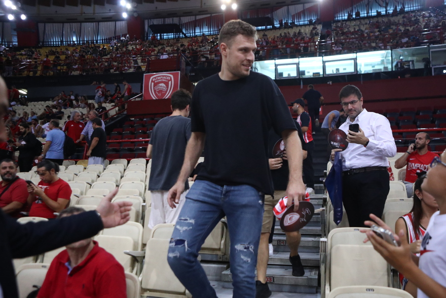 Δάκρυσε ο Σπανούλης - Η θρυλική φανέλα  με το Νο7 στον ουρανό του ΣΕΦ - «Αφιερώνω την καριέρα στον πατέρα μου που έχασα στα 15» - Βίντεο