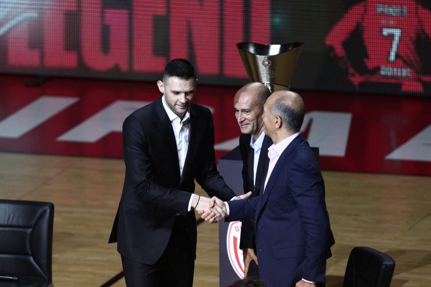 Δάκρυσε ο Σπανούλης - Η θρυλική φανέλα  με το Νο7 στον ουρανό του ΣΕΦ - «Αφιερώνω την καριέρα στον πατέρα μου που έχασα στα 15» - Βίντεο