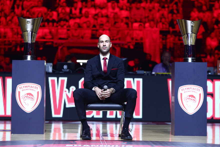 Δάκρυσε ο Σπανούλης - Η θρυλική φανέλα  με το Νο7 στον ουρανό του ΣΕΦ - «Αφιερώνω την καριέρα στον πατέρα μου που έχασα στα 15» - Βίντεο